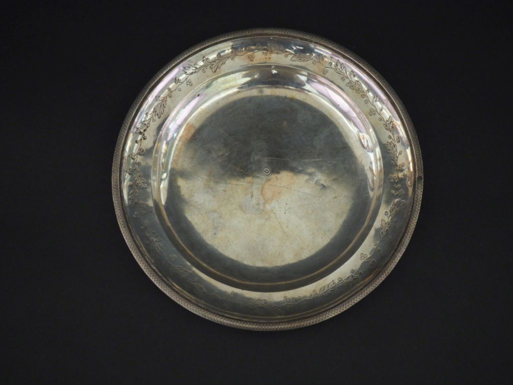 Petite assiette fin XVIIIème - début XIXème en argent 950, poinçon au 