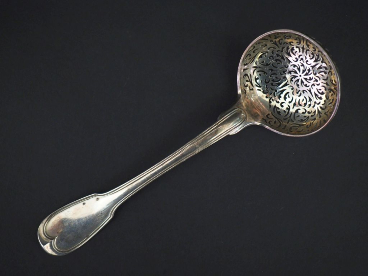 Cuillère à saupoudrer fin XVIIIème - début XIXème en argent, poinçon a