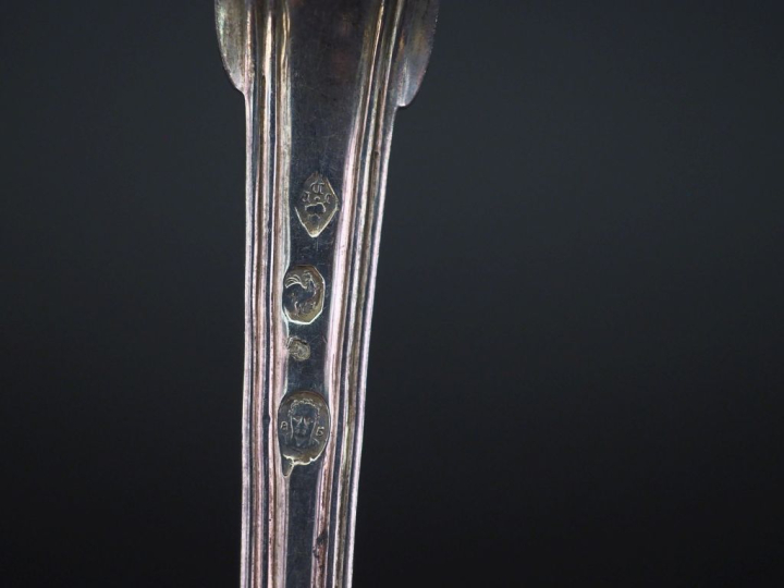 Cuillère à saupoudrer fin XVIIIème - début XIXème en argent, poinçon a