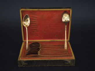 Vente aux enchères Suite de douze petites cuillères fin XVIIIème - début XIXème en vermei