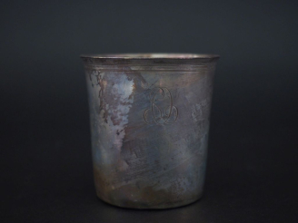 Vente aux enchères Timbale à fond plat en argent lisse, poinçon au Coq.  La bordure rehau