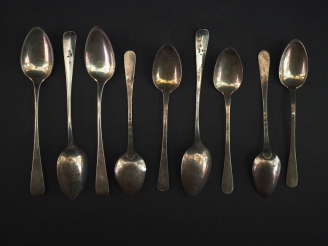 Vente aux enchères Ensemble comprenant :  - une suite de quatre petites cuillères fin XVI
