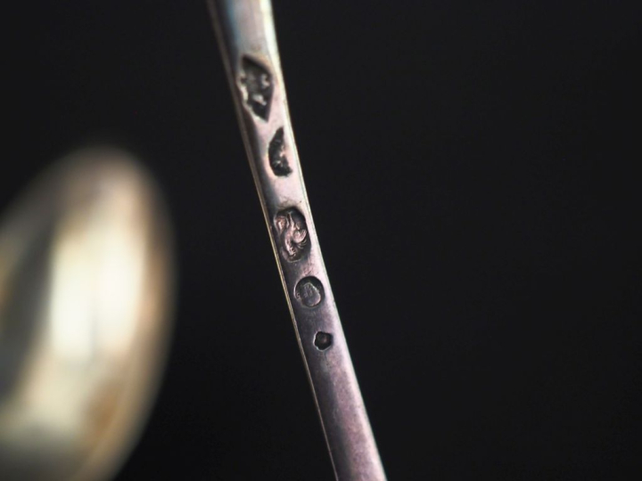 Ensemble comprenant :  - une suite de quatre petites cuillères fin XVI