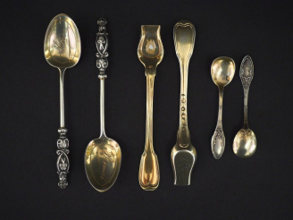 Vente aux enchères Ensemble comprenant : - une pelle à sel en vermeil, poinçon au Coq, mo