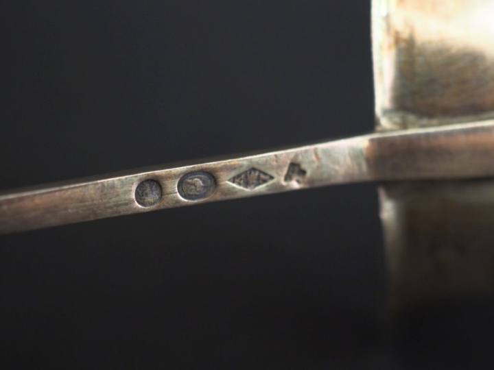 Louche à punch en argent, poinçon au Coq, manche en corne.  Long. 31,5