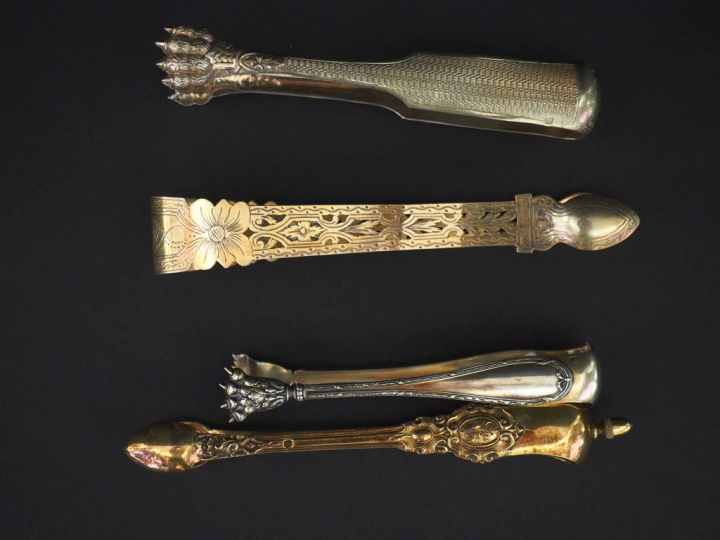 Ensemble comprenant :  - une pince à sucre en vermeil, poinçon au Coq,