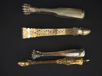 Vente aux enchères Ensemble comprenant :  - une pince à sucre en vermeil, poinçon au Coq,