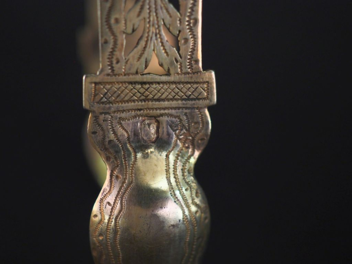 Ensemble comprenant :  - une pince à sucre en vermeil, poinçon au Coq,