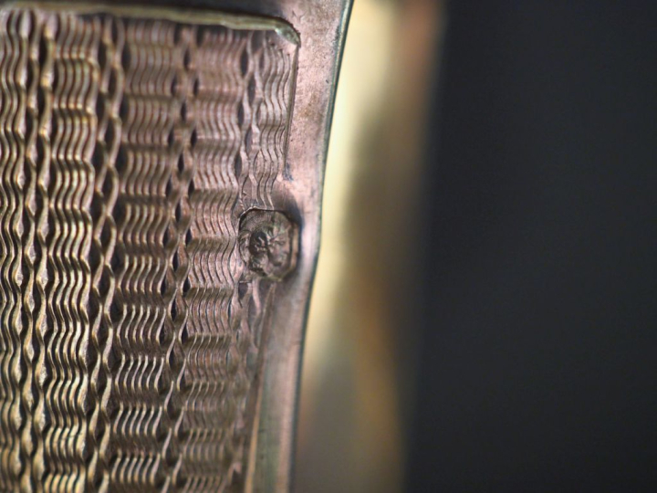 Ensemble comprenant :  - une pince à sucre en vermeil, poinçon au Coq,