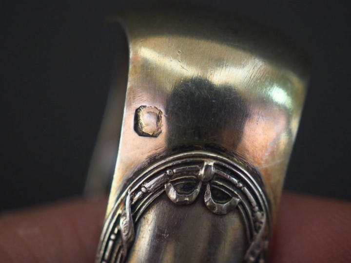 Ensemble comprenant :  - une pince à sucre en vermeil, poinçon au Coq,