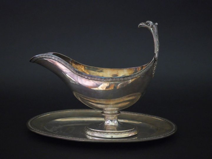 Saucière début XIXème en agrent 950, poinçon au 2ème Coq, à décor de f