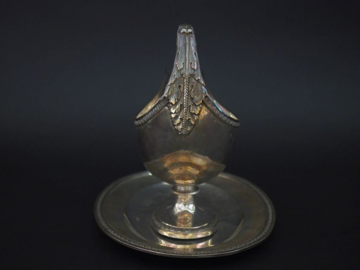 Saucière début XIXème en agrent 950, poinçon au 2ème Coq, à décor de f