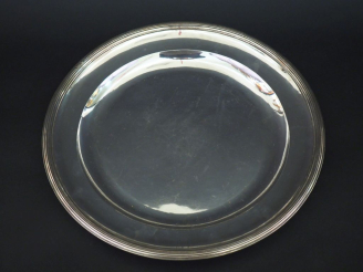 Vente aux enchères Grand plat rond début XIXème en argent 950, poinçon au 2ème Coq, modèl