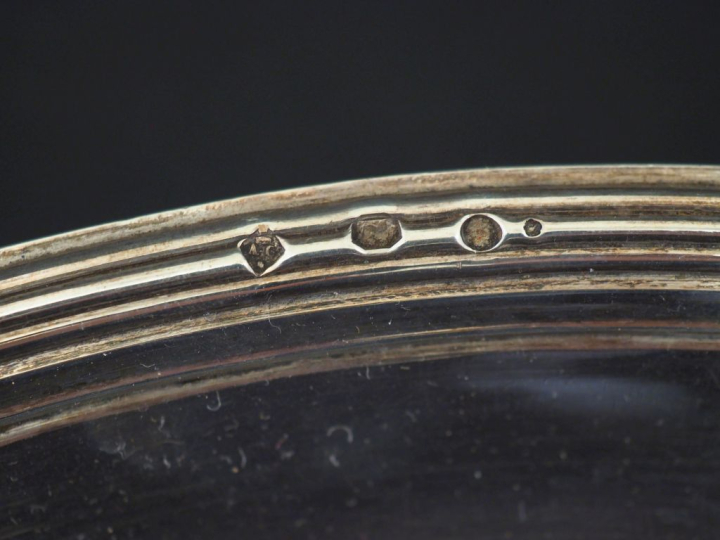 Grand plat rond début XIXème en argent 950, poinçon au 2ème Coq, modèl