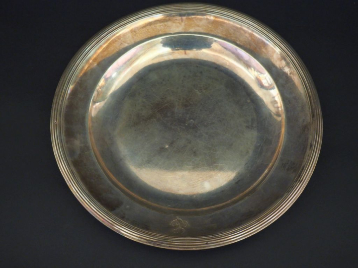 Plat rond de style Louis XV en argent, poinçon au 2ème Coq, repoinçonn