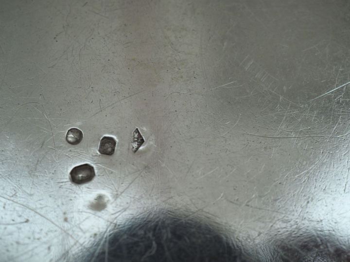 Plat rond de style Louis XV en argent, poinçon au 2ème Coq, repoinçonn