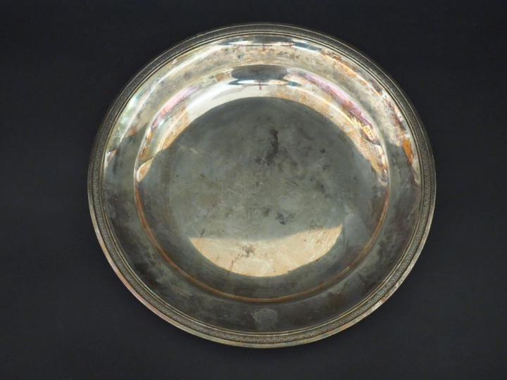 Plat rond début XIXème en argent 950, poinçon au 2ème Coq, à décor d'u