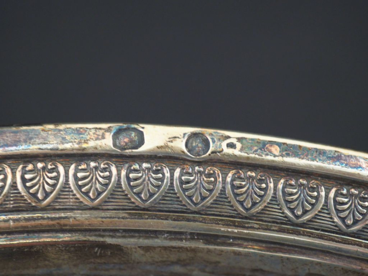 Plat rond début XIXème en argent 950, poinçon au 2ème Coq, à décor d'u