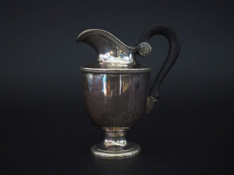 Vente aux enchères Petite verseuse sur piédouche début XIXème en argent 950, poinçon au 2