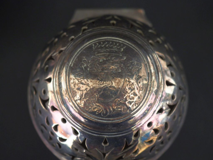 Ensemble comprenant une boule porte-savon et une boule porte-éponge XV