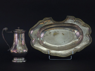 Vente aux enchères Plat à barbe XVIIIème en métal plaqué, modèle à filet.  5,7 x 34 x 23,