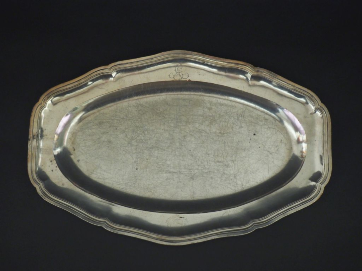 Plat ovale XVIIIème (?) en métal plaqué, modèle à filet.  Monogrammé e