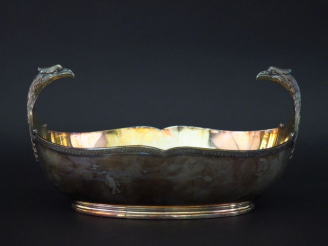 Vente aux enchères Corbeille de style Empire en métal argenté et doré, à décor de têtes d