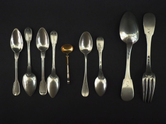 Vente aux enchères Ensemble comprenant :  - quatre petites cuillères en argent 925, poinç
