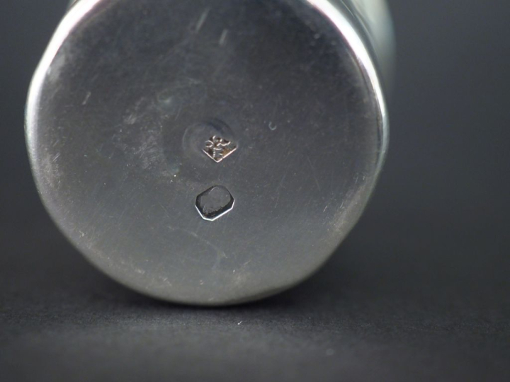 Ensemble comprenant :  - un verre à liqueur XVIIIème en argent, à déco