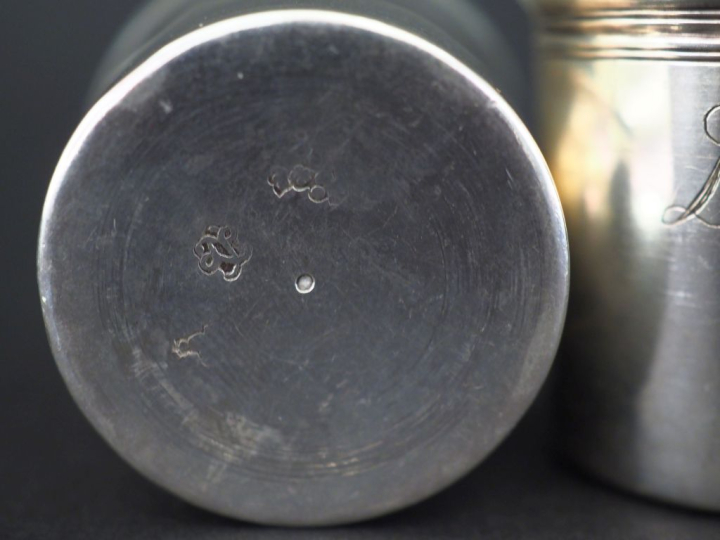 Ensemble comprenant :  - un verre à liqueur XVIIIème en argent, à déco