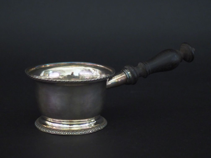 Petite casserole sur piédouche Restauration en argent 950, poinçon Vie