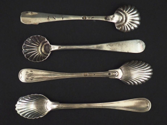 Vente aux enchères Ensemble comprenant :  - une paire de pelles à sel Restauration en arg