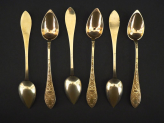 Vente aux enchères Suite de six petites cuillères Restauration de style Louis XIV en verm