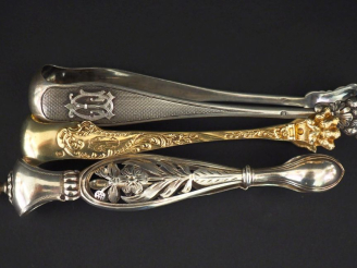 Vente aux enchères Ensemble comprenant :  - une pince à sucre Restauration en argent 950,