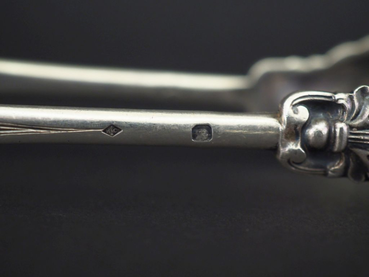 Ensemble comprenant :  - une pince à sucre Restauration en argent 950,