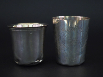 Vente aux enchères Ensemble comprenant :  - une timbale de forme évasée Restauration en a