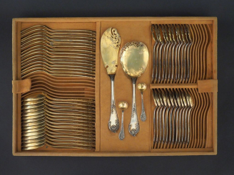 Vente aux enchères Partie de ménagère de style Louis XV en argent et vermeil 925, poinçon