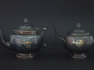 Vente aux enchères Théière et son sucrier de style Louis XVI en argent 925, poinçon Miner