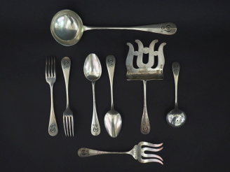Vente aux enchères Partie de ménagère en argent 925, poinçon Minerve, modèle baguette, à 