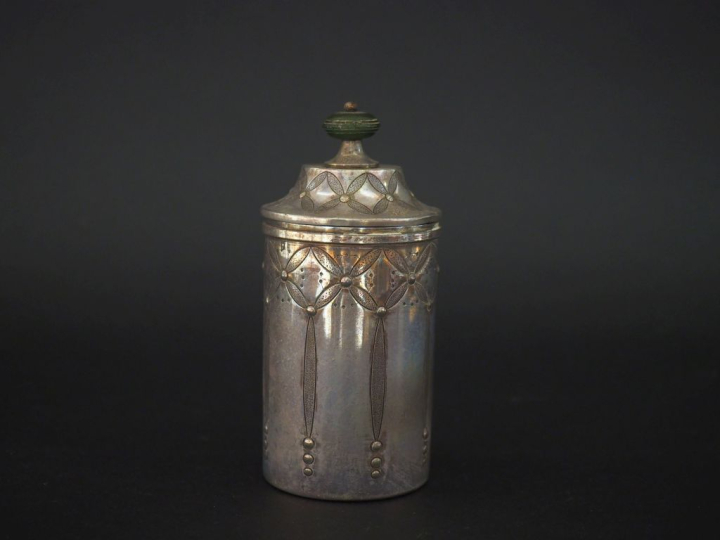 Pot couvert en argent 925, poinçon Minerve, à décor stylisé de fleurs.