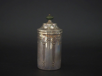 Vente aux enchères Pot couvert en argent 925, poinçon Minerve, à décor stylisé de fleurs.