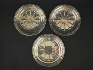 Vente aux enchères Suite de trois dessous de bouteilles en argent 925, poinçon Minerve, à