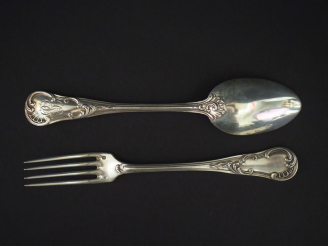 Vente aux enchères Suite de dix-huit couverts à entremets de style Louis XV en argent 925