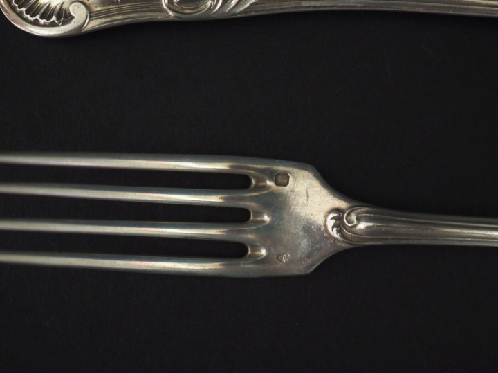 Suite de dix-huit couverts à entremets de style Louis XV en argent 925