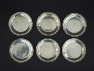 Vente aux enchères Suite de six dessous de bouteille de style Louis XVI en argent 950, po
