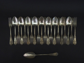 Vente aux enchères Suite de neuf grands couverts, deux fourchettes et une cuillère à serv