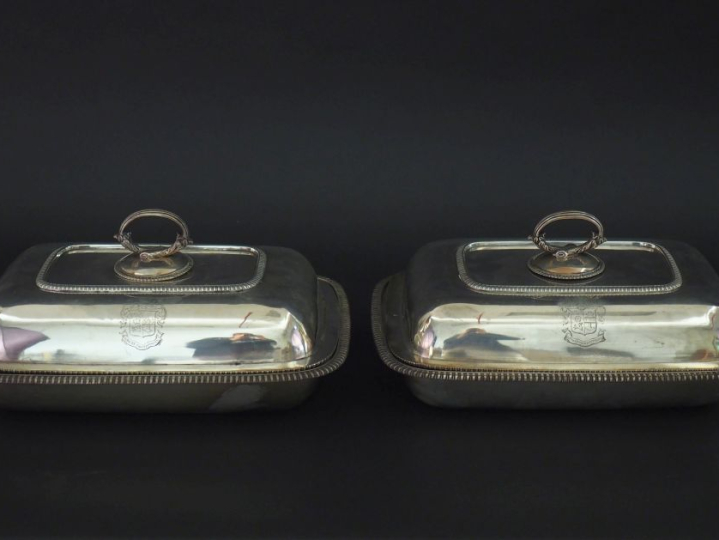 Paire de légumiers couverts en argent anglais, à décor de frises de go