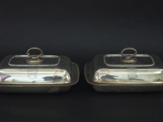 Vente aux enchères Paire de légumiers couverts en argent anglais, à décor de frises de go