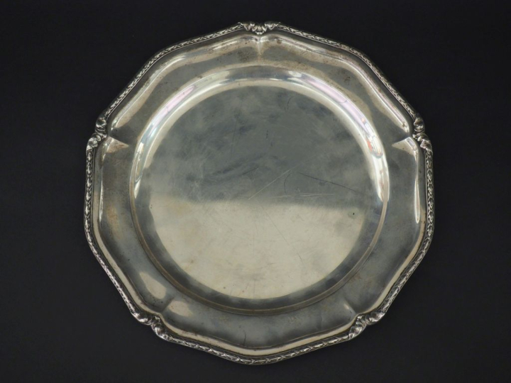 Plat rond à bord polylobé en argent 915 espagnol, à décor de frise de 