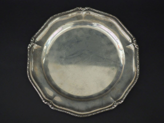 Vente aux enchères Plat rond à bord polylobé en argent 915 espagnol, à décor de frise de 